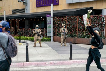 Guardia Nacional fuertemente armada ante una protesta pacífica en California.(KYLE GRILLOT-AFP)