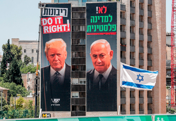 Kartel handiak Trumpen eta Netanyahuren aurpegiekin. (Ahmad GHARABLI/AFP) 