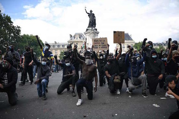 Protesta contra el racismo y la violencia policial en París. (Christine POUJOULAT / AFP)