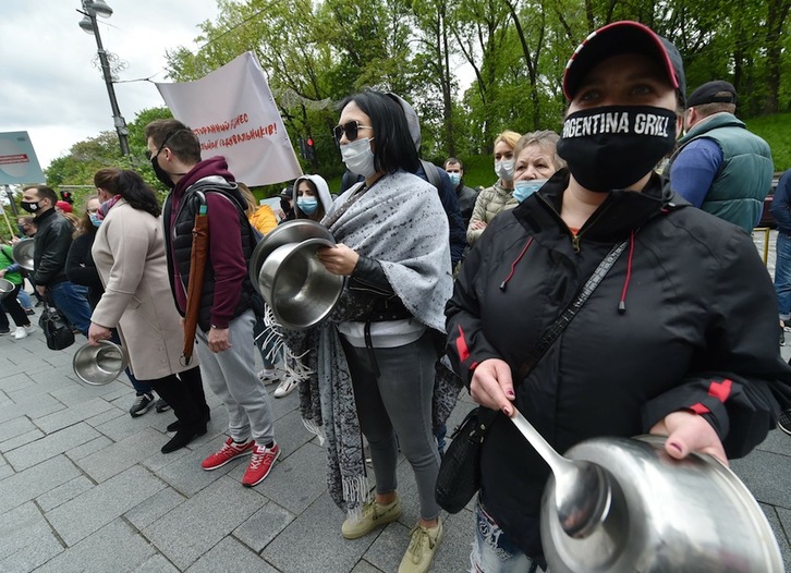 Cacerolada del sector de la restauración en Kiev para reclamar al Gobierno que alivie las restricciones antivirus. (Sergei SUPINSKY | AFP)