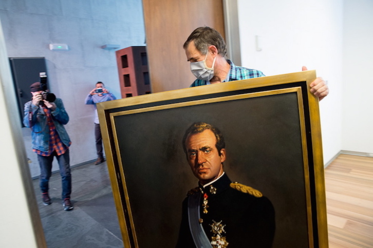 Un trabajador del Parlamento ha retirado de la Sala de Gobierno el cuadro de Juan Carlos de Borbón. (Iñigo URIZ/FOKU)