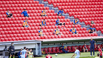 Banquillo del Athletic en el partido ante el Atlético. (Iñigo LARREINA / LA OTRA FOTO)
