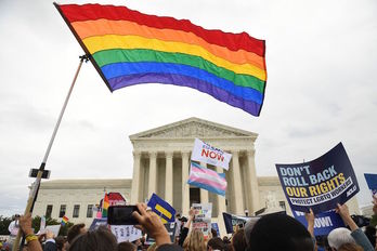 Manifestación por los derechos del colectivo LGBTIQ frente al Tribunal Supremo, durante una de las vistas. (Saul LOEB/AFP)