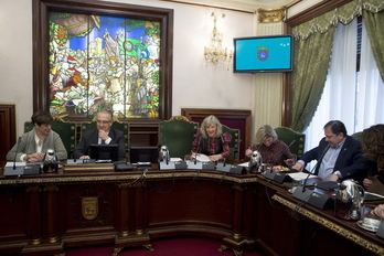 Concejales de NA+, con Elizalde y el alcalde Maya en el lado izquierdo. (Iñigo URIZ/FOKU)