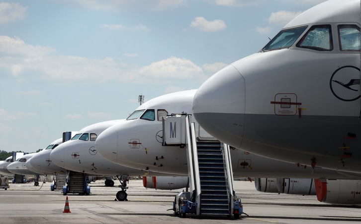 Aviones de la aerolínea alemana Lufthansa estacionados en el aeropuerto Franz-Josef-Strauss en Munich. (Christof STACHE/AFP)