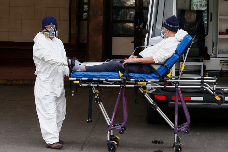 Un paciente diagnosticado con covid-19 es ingresado en un hospital de Santiago. (Javier TORRES/AFP)