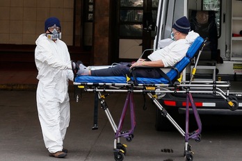 Un paciente diagnosticado con covid-19 es ingresado en un hospital de Santiago. (Javier TORRES | AFP)