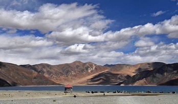 Lago Pangong, en la zona fronteriza en disputa. (Prakash SINGH/FP)