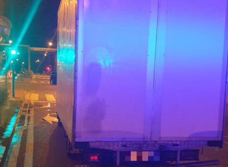 El camión detenido ante el semáforo porque su conductor se había quedado dormido al volante. (POLICÍA MUNICIPAL DE IRUÑEA)
