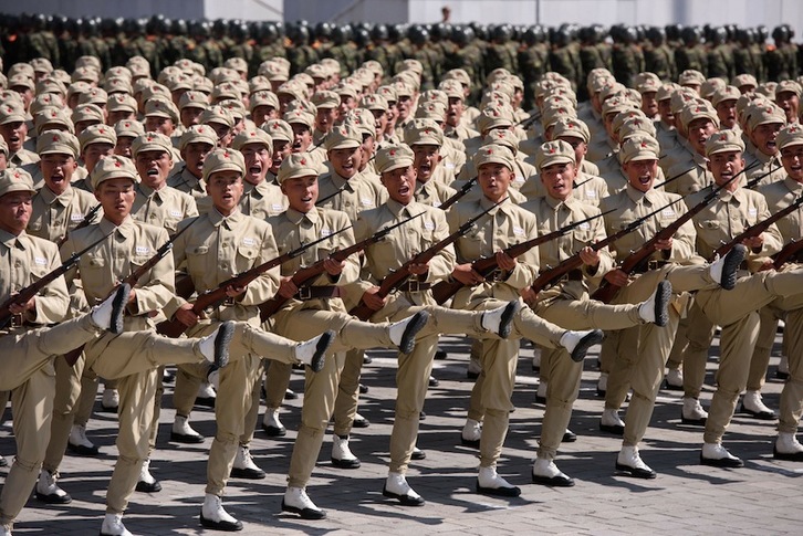 Ipar Koreako soldaduak desfile batean. (Ed JONES/AFP) 