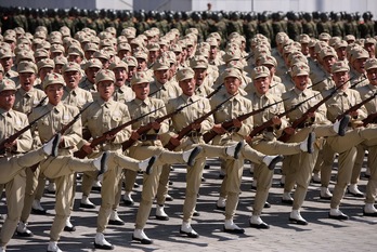 Ipar Koreako soldaduak desfile batean. (Ed JONES-AFP) 