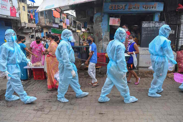 Sanitarios en un mercado de la India. (Indranil MUKHERJEE | AFP)