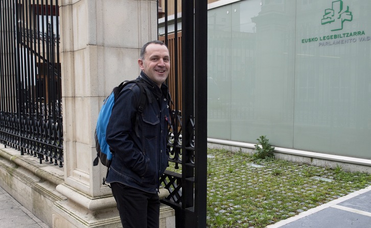 Unai Urruzuno (EH Bildu) a la entrada del Parlamento de Gasteiz. (Raúl BOGAJO/FOKU)  