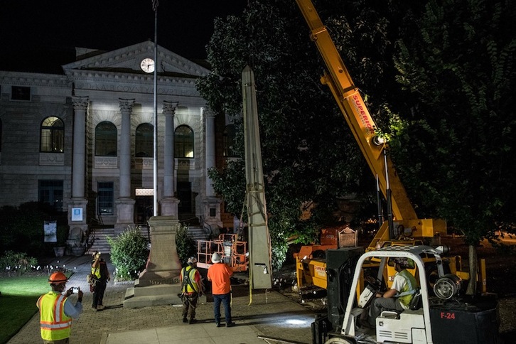 Una brigada de trabajadores se afana en la víspera de este 19 de junio para eliminar el monumento a la Confederación en la plaza Decatur, en Atlanta (Georgia). (Chandan KHANNA | AFP)