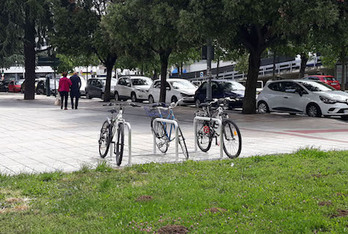 Algunos de los nuevos aparcabicis instalados en Iruñea. (AYUNTAMIENTO DE IRUÑEA)