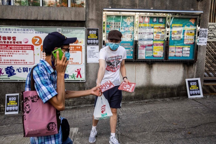 Activistas en Hong Kong, en un acto para promover una huelga general. (Isaac LAWRENCE/AFP) 