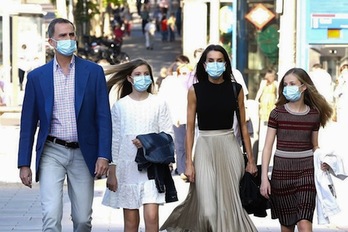 Felipe de Borbón y Letizia Ortiz pasean con sus hijas hace unos días. (AFP)