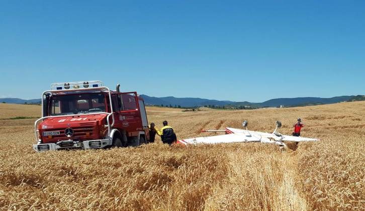 La avioneta se ha estrellado en un campo de cereal. (@policiaforal_na)