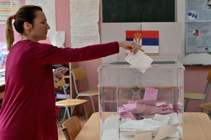 Una mujer deposita su voto en un colegio de Belgrado. (Andrej ISAKOVIC/AFP)