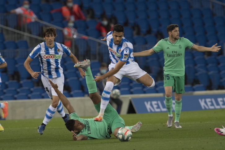 Mikel Merino, autor del gol de la Real, salta ante Casemiro. (Juan Carlos RUIZ/FOKU)