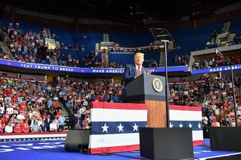 Trump, durante su intervención en Tulsa. (Nicholas KAMM / AFP)