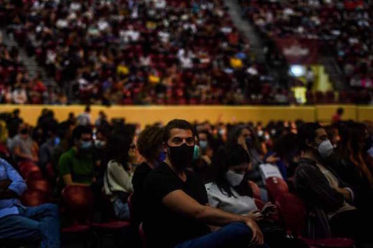 Público con mascarillas en un espectáculo en Lisboa. (Patricia DE MELO MOREIRA/AFP)