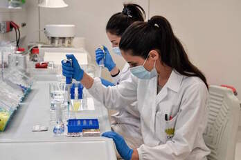 Científicas prueban fármacos en un laboratorio griego. (Louisa GOULIAMAKI/AFP)