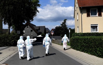 Una unidad móvil de Cruz Roja y Ejército recorren un barrio de Wiedenbrueck, en el cantón de Gütersloh, para realizar test. (Ina FASSBENDER | AFP)