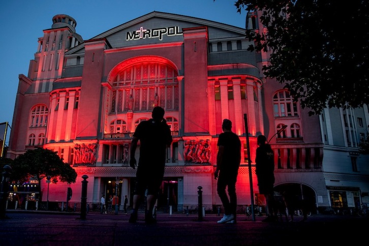 Los teatros y otras salas de eventos culturales se iluminaron durante la «Noche de la luz» organizada en Berlín el 22 de junio. (Odd ANDERSEN | AFP) 