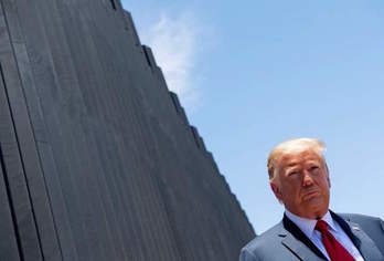 Donald Trump, en una visita al muro con México, hoy, en Arizona. (Saul LOEB/AFP)