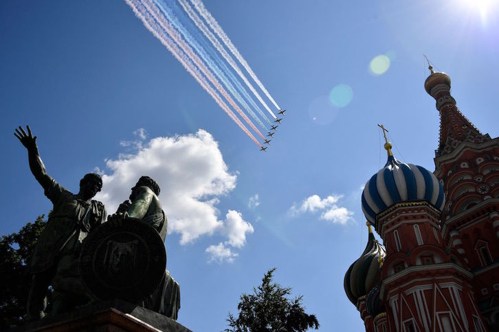 Cazas Sujoi sobrevuelan el cielo de Moscú en la conmemoración de la victoria soviética sobre el nazismo. (Alexander NEMENOV/AFP)