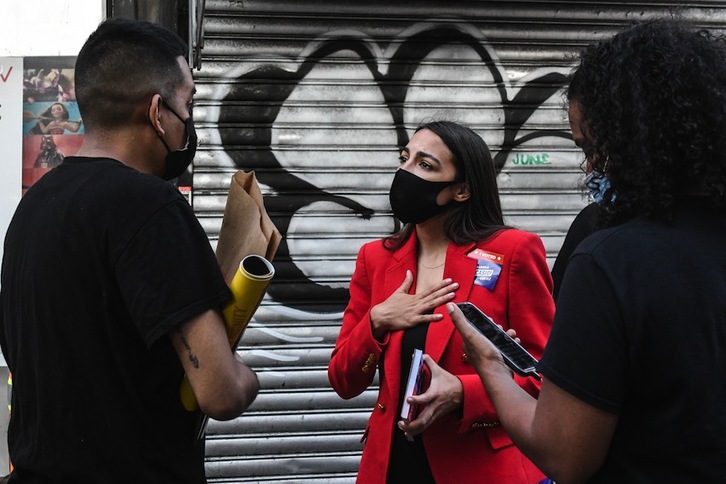  «Gure mugimendua ez  dela ezuste bat argi geratu da, agindu bat da», esan du Ocasio-Cortezek. (Stephanie  KEITH-AFP)