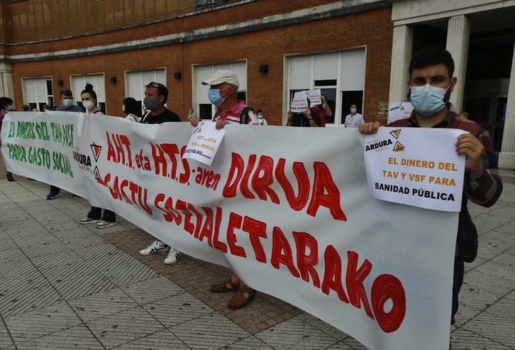 Imagen de la protesta celebrada esta mañana frente al Hospital de Cruces en Barakaldo. (ORAIN ARDURA)