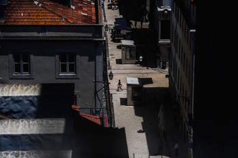 Una mujer cruza una calle en el sur de Lisboa. (Patricia DE MELO MOREIRA/AFP)