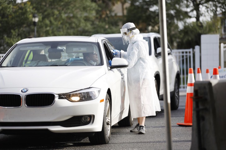 Test de coronavirus sin bajar del coche, en Tampa, Florida. (Octavio JONES/AFP)