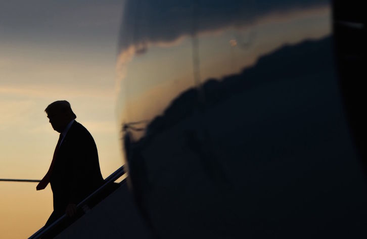 Donald Trump baja del Air Force One en la base de Andrews tras volver de un viaje a Wisconsin. (Saul LOEB/AFP)