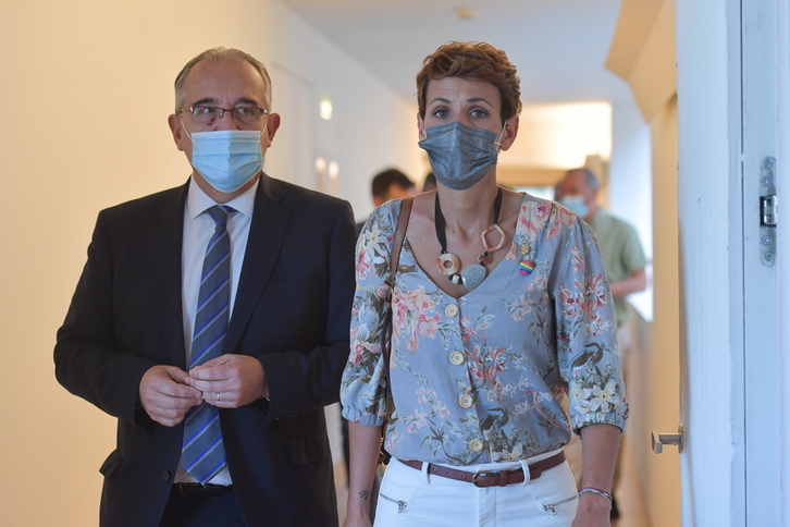 Enrique Maya y María Chivite, con máscaras, se dirigen a la comparecencia conjunta que han tenido hoy en Iruñea.