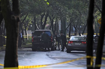 Agentes inspeccionan el vehículo en el que viajaba el jefe de Seguridad Ciudadana de Ciudad de México. (Pedro PARDO/AFP)