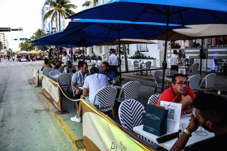 Comensales en un restaurante de Miami Beach. (Chandan KHANNA/AFP)