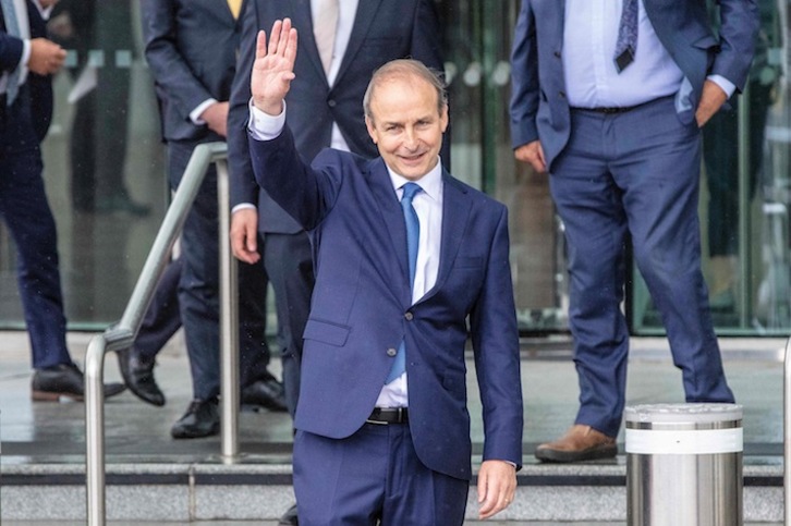 Micheál Martin saluda tras abandonar el Parlamento irlandés. (Paul FAITH/AFP)