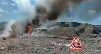 Maquinaria trabaja para sofocar el incendio en el vertedero de Gardelegi. (BOMBEROS GASTEIZ)