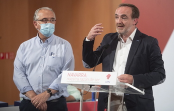 Javier Esparza, bajo la atenta mirada de Enrique Maya. (Jagoba MANTEROLA/FOKU)