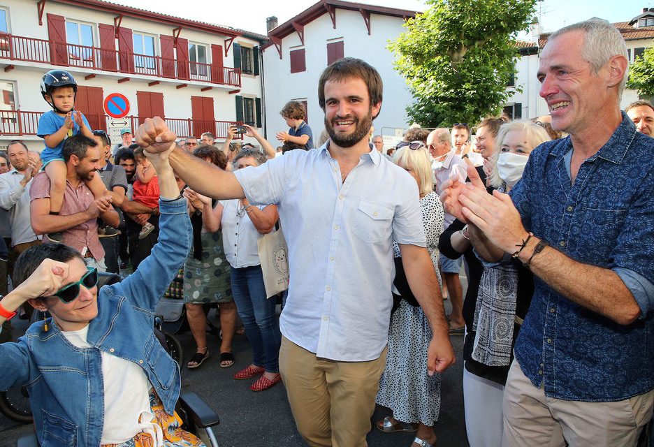 La joie partagée avec le vainqueur sur la place du village avec Jean-Michel Dirassar, un de ses colistiers ému. © Bob EDME.