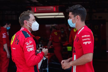 Vettel y Leclerc charlan con mascarillas durante los tests de Mugello. (SCUDERIA FERRARI)