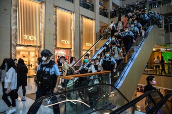 Hong Kong-eko polizia merkataritza gune baten sartzen. (Anthony WALLACE-AFP)