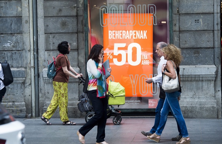 Las rebajas de verano salen tocadas por el coronavirus y la incertidumbre entre los consumidores. (Luis JAUREGIALTZO/FOKU)