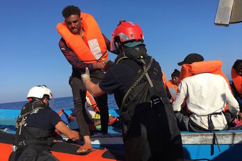 Ocean Viking itsasontzi humanitarioaren erreskate bat. (Shahzad ABDU/AFP)