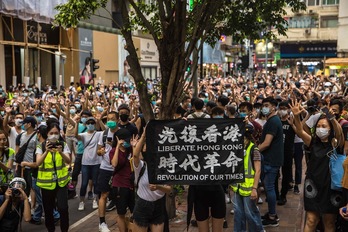  Manifestazioak debekatu arren, milaka atera dira kalera Hong Kongen. (Dale DE LA REY-AFP) 