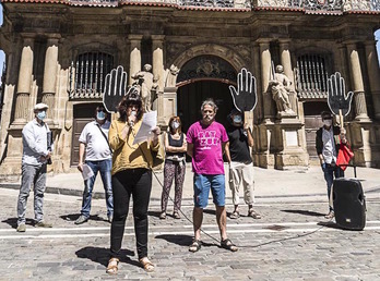 Comparecencia de los colectivos ante el Ayuntamiento de Iruñea. (SOS RACISMO NAFARROA)