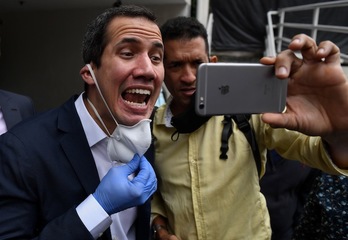 El líder opositor Juan Guaidó se hace un selfie ante la sede de Acción Democrática, en Caracas. (Federico PARRA / AFP)